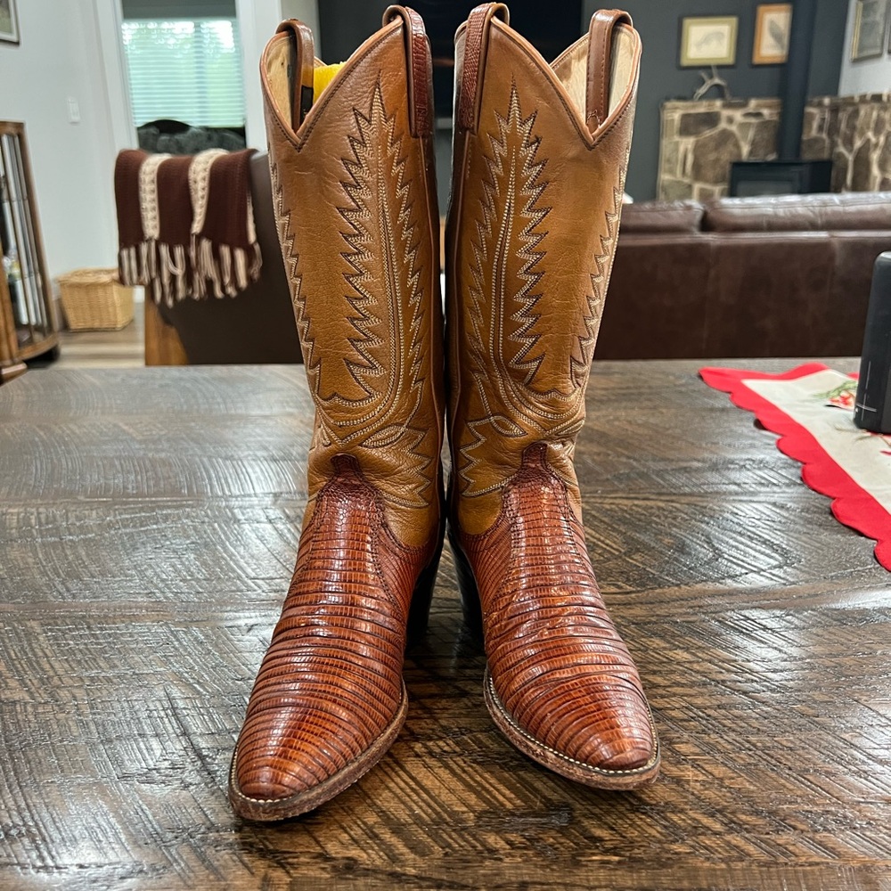 Dan Post Vintage 80s Cowgirl boots. Great condition! Lizard skin.